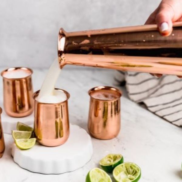 vaso y jarro cobre sirviendo sour