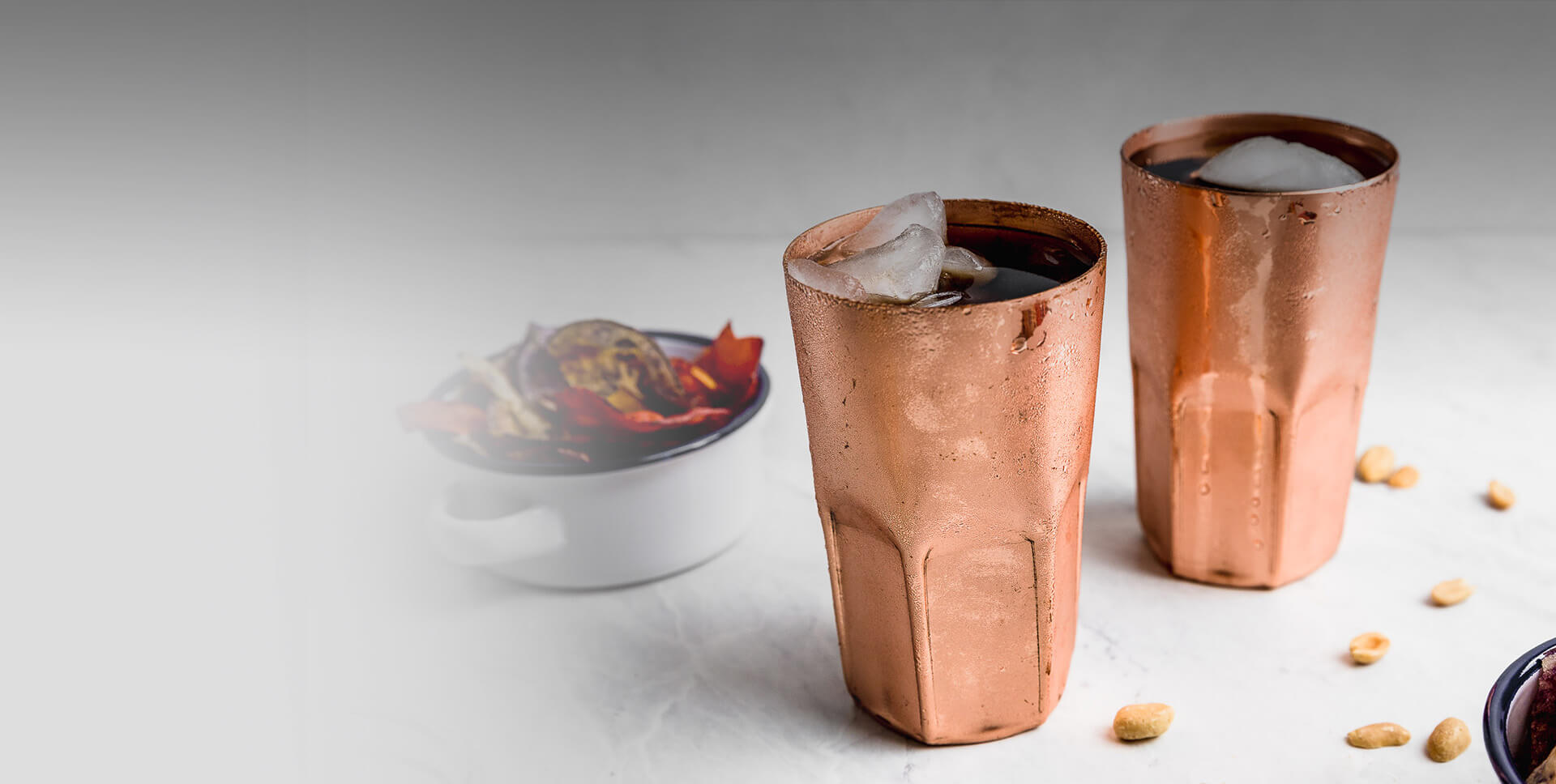 banner de producto, vasos de cobre con refresco