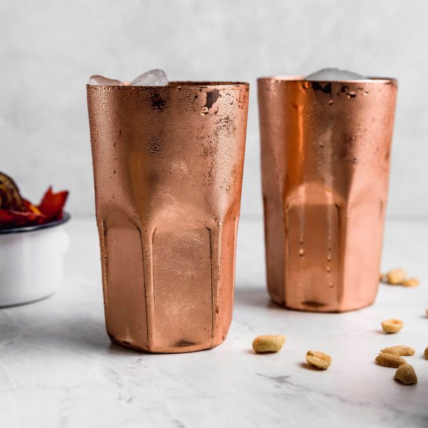 imagen del producto, refresco servido en vasos de cobre